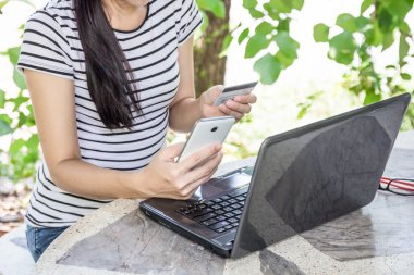 E-bankacılık için internet kartı kullanarak el.