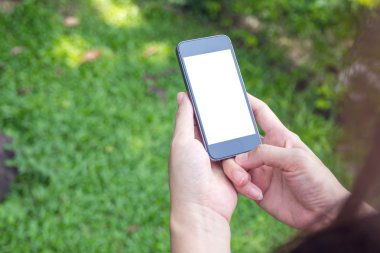 cep telefonu tutan kadının elleri.