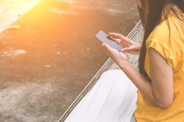 Jovem mulher e smartphones — Fotografia de Stock