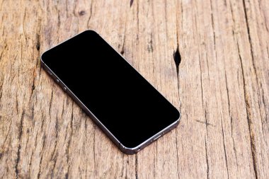 Ahşap masa akıllı telefon.