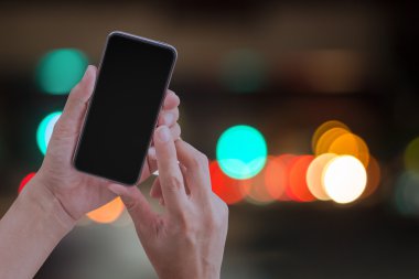 El tutmak ve soyut bokeh geri dokunmatik ekran akıllı telefon