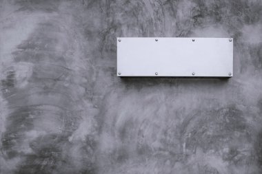 metal işareti wite çıplak beton duvar.