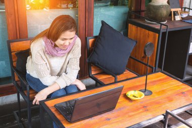 Dizüstü bilgisayarı olan genç kadın