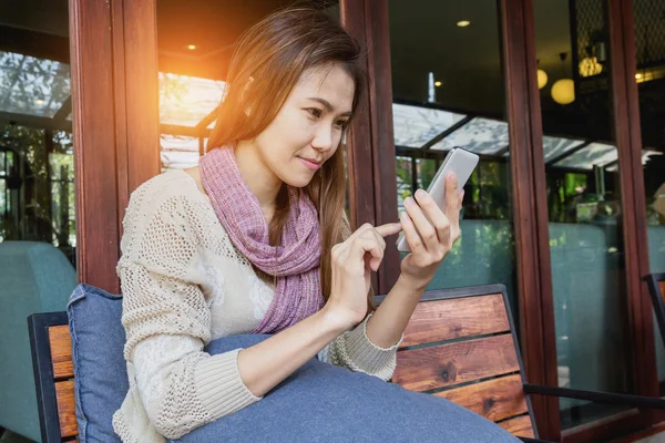 Mulher usando smartphone no café. — Fotografia de Stock