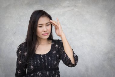 Başı ağrıyan kadın