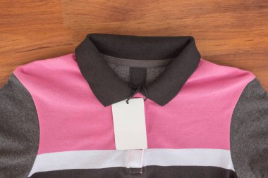 Boş beyaz etiket veya forması iliştirilmiş etiketi