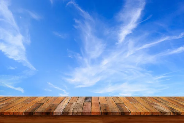 Boş ahşap masa mavi gökyüzü arkaplanı. — Stok fotoğraf