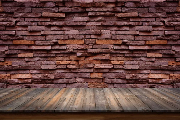 古い石造りの壁の背景に木製のテーブルの空の上. — ストック写真
