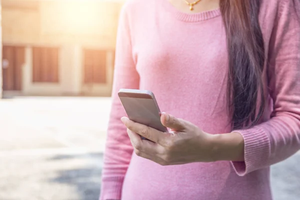 Fechar de uma mulher usando telefone inteligente móvel — Fotografia de Stock