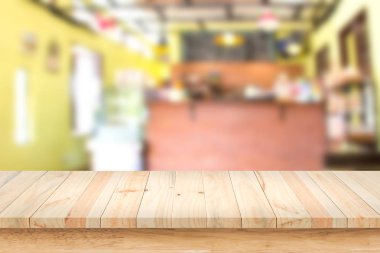 Boş tablosunun üst kısmındaki ahşap ile kahve dükkanı arka plan bulanıklık. 