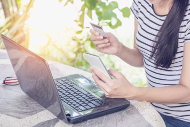 E-bankacılık için internet kartı kullanarak el.