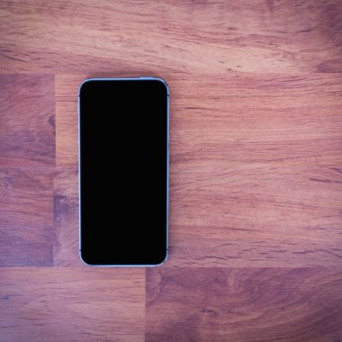 Ahşap masa üstünde Smartphone.
