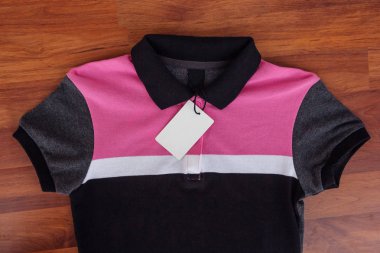 Boş beyaz etiket veya forması iliştirilmiş etiketi