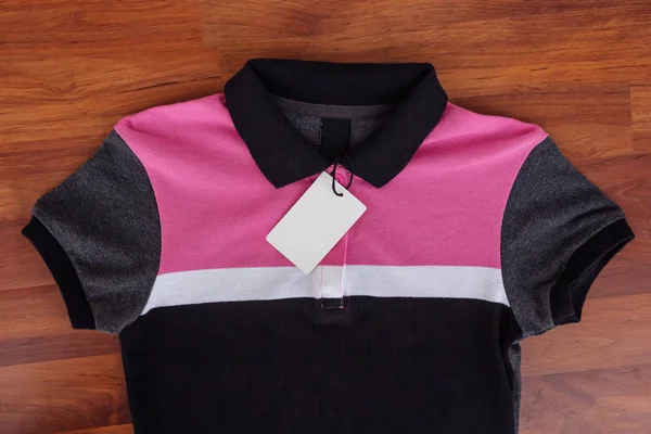 Boş beyaz etiket veya forması iliştirilmiş etiketi