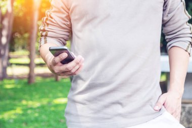 Akıllı cep telefonu kullanan bir adama yaklaş