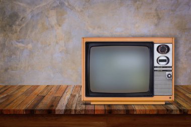 Ahşap masa üzerinde eski televizyon.