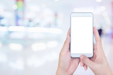 Kadının el ile akıllı telefon tutarak bulanıklık süpermarket adam