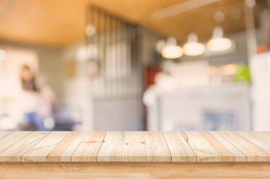 Boş tablosunun üst kısmındaki ahşap ile kahve dükkanı arka plan bulanıklık. 