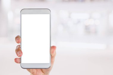 El bulanıklık süpermarket arka plan ile akıllı telefon tutarak