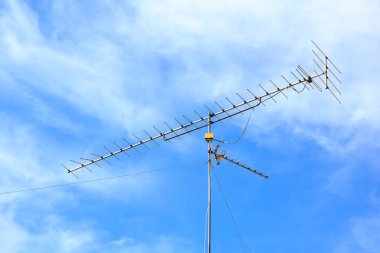 Mavi gökyüzü arka plan ile eski anten