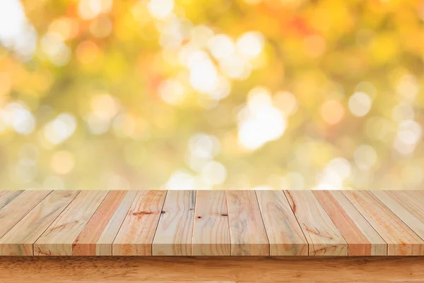 Üres fa asztal bokeh sárga háttérrel. — Stock Fotó