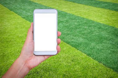 Futbol Stadyumu ekranlı mobil akıllı telefon tutan el.