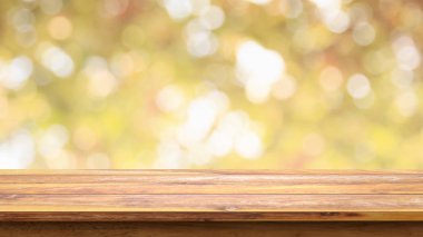 Bokeh sarı arka plan ile boş ahşap masa.