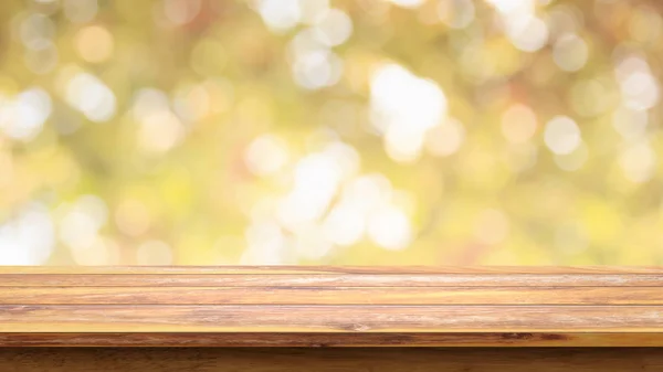 Üres fa asztal bokeh absztrakt sárga háttérrel. — Stock Fotó