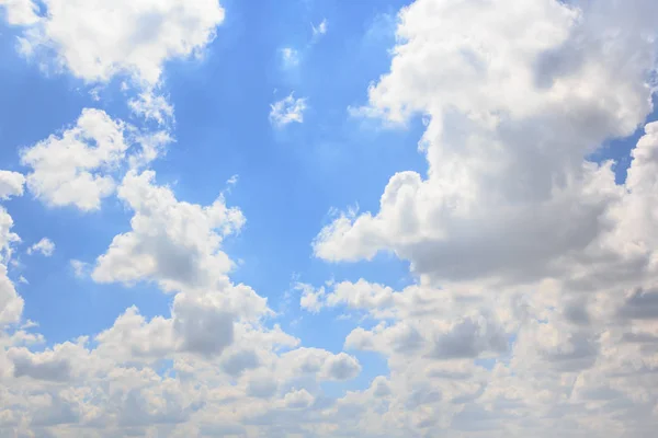 Nubes con fondo de cielo azul. — Foto de Stock