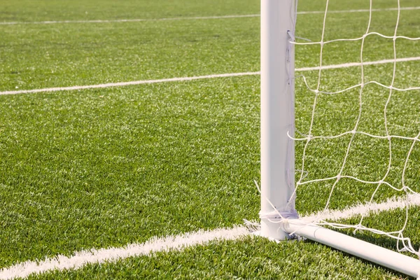 Ποδόσφαιρο γκολ με το πεδίο γρασίδι. — Φωτογραφία Αρχείου