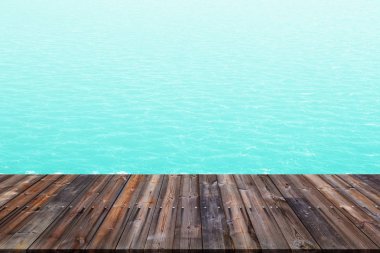 Mavi deniz arka plan ile ahşap zemin.