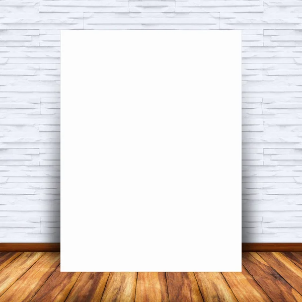 Cartel de papel blanco inclinado en el interior con pared de ladrillo . —  Fotos de Stock