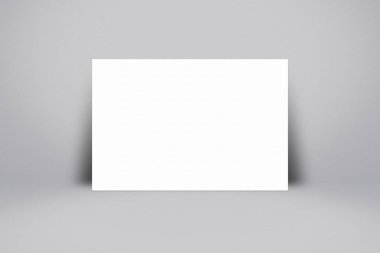Beyaz kağıt poster gri arka plan yalın.
