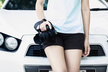 Arabanın fornt içinde kamera tutan kadın.