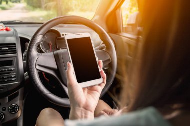 Sürüş sırasında telefon kullanan kadın.