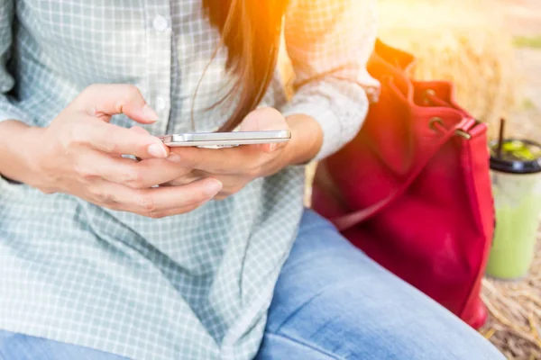 Jovem mulher e smartphones — Fotografia de Stock