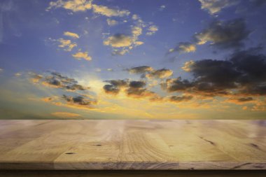 boş ahşap masa mavi gökyüzü arkaplanı. 