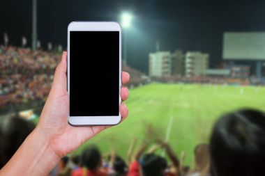 El ile futbol perde smartphone Futbol Stadyumu b içinde tutarak
