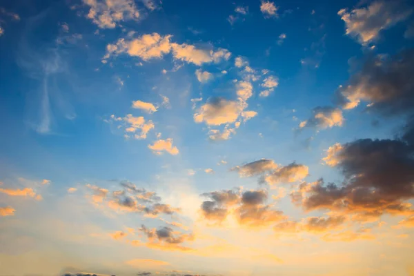 Céu do pôr do sol e nuvens. — Fotografia de Stock