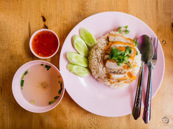 Carne frita servir con arroz blanco —  Fotos de Stock