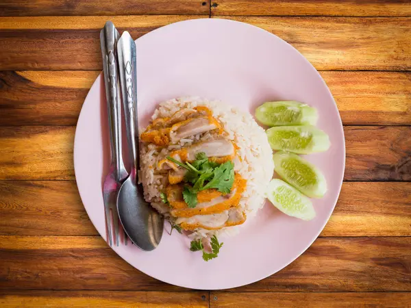 Gebratenes Fleisch mit weißem Reis servieren — Stockfoto