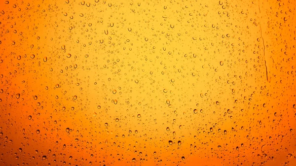 Deszcz kropla wody na pomarańczowy metalu. — Zdjęcie stockowe