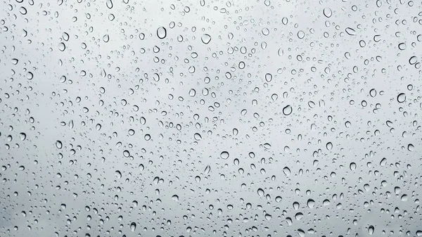 Druppel van het water van de regen op glas — Stockfoto