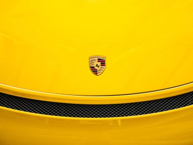 Porsche logo yakın çekim.
