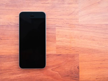 Ahşap masa üstünde Smartphone.