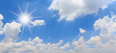 Güneş mavi gökyüzü arka plan ile.