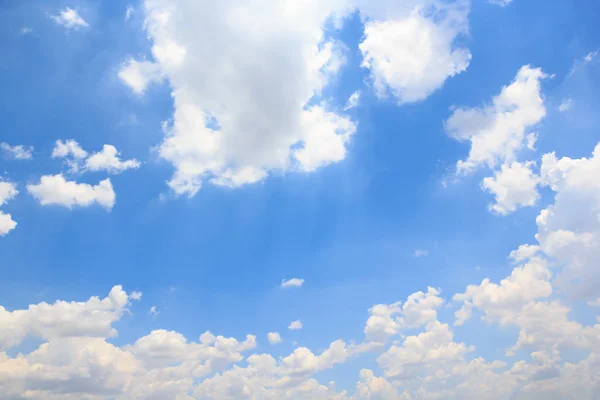 Mraky s modrou oblohou pozadí. — Stock fotografie