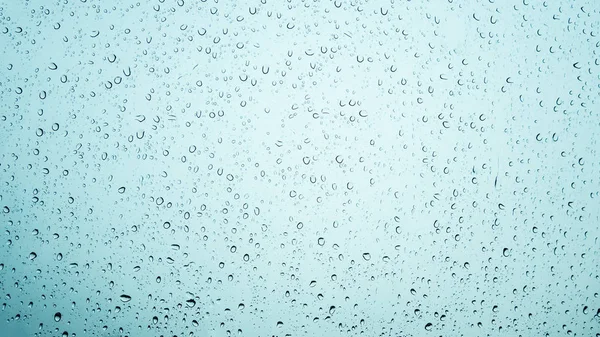 Капля дождевой воды на стекле — стоковое фото
