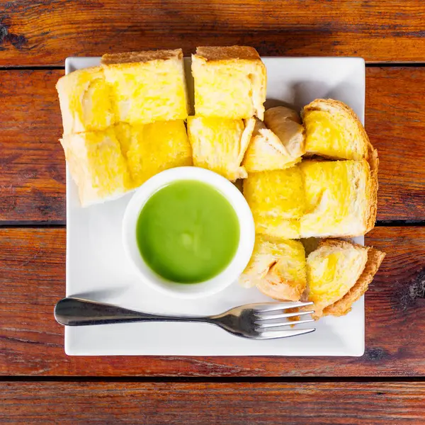 Pan tostado en rodajas con mantequilla y azúcar — Foto de Stock