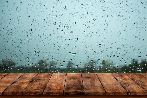 Stół z drewna z deszcz kropla wody na okna. — Zdjęcie stockowe